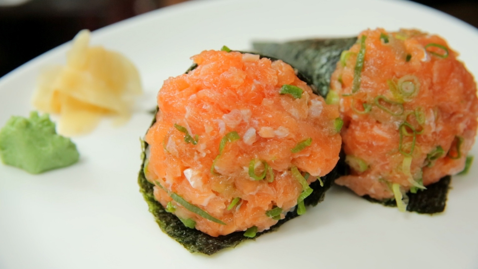 Temaki Salmão c/ arroz, cheese e Togarashi/Wasabi
