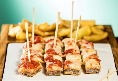 FILÉ DE FRANGO A PALITO COM FRITAS
