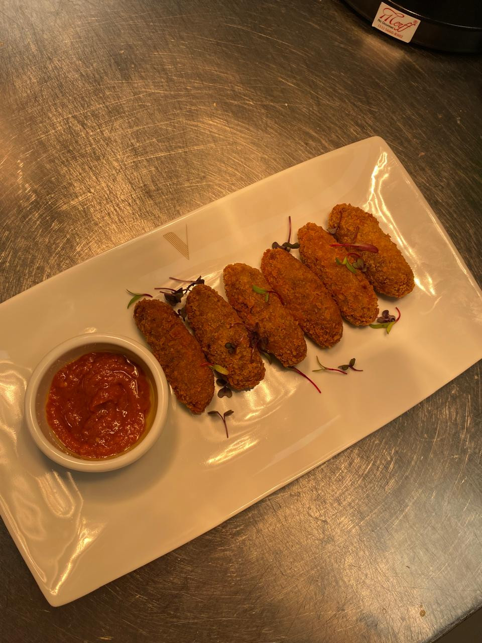 Croquete de costela com molho de pimenta artesanal