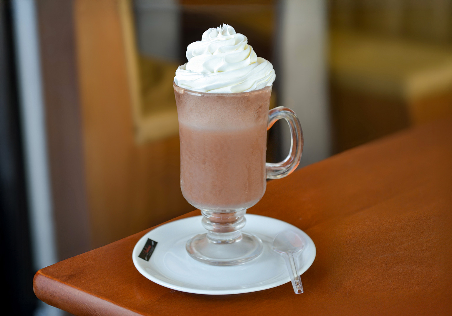 CHOCOLATE GELADO COM CHANTILY