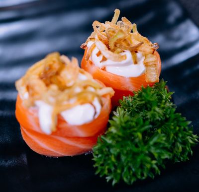 JOW SALMÃO C/ CRISPY DE ALHO PORÓ (2UN)