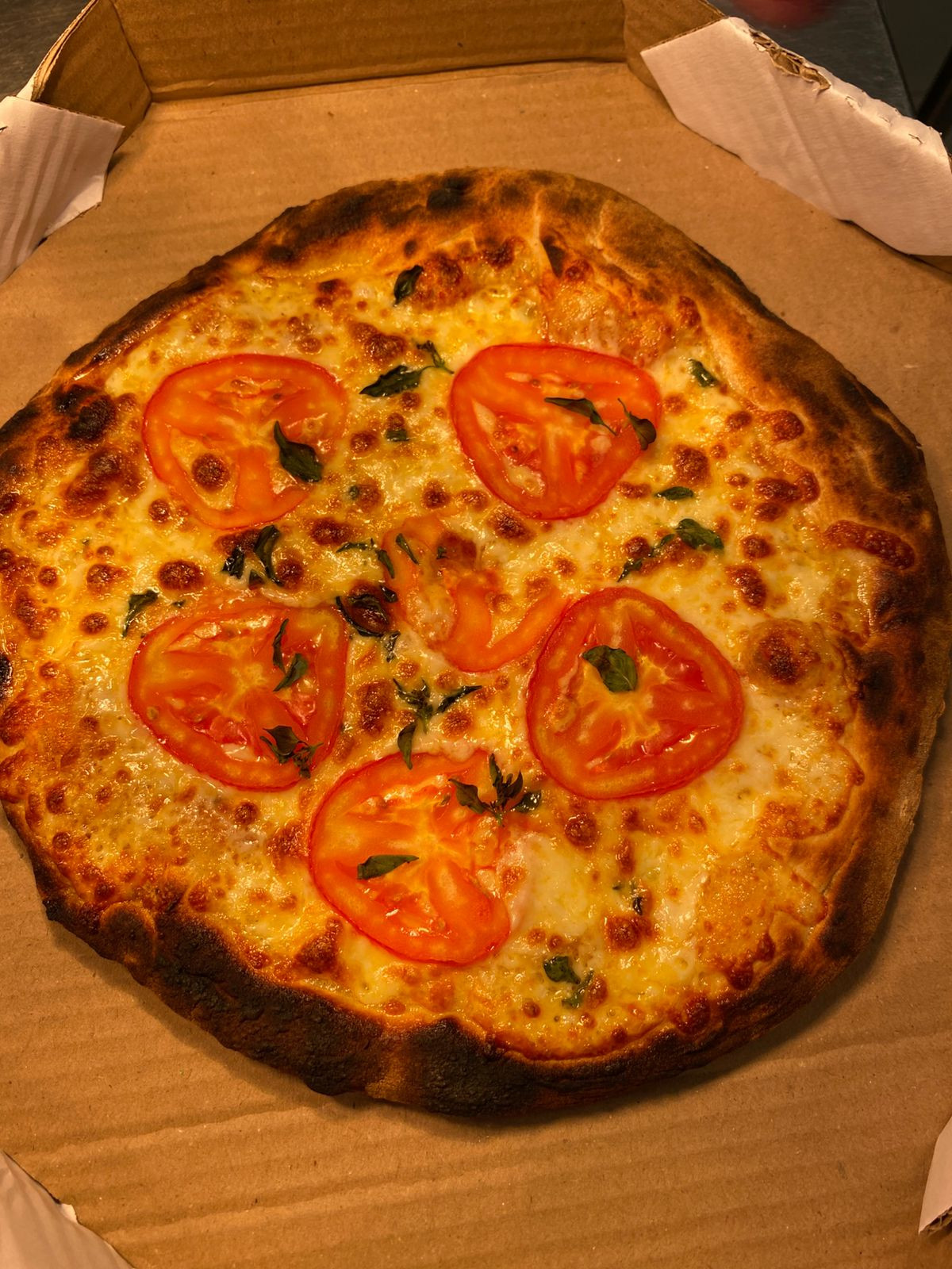 Marguerita ( molho de pomodoro , muçarela , tomate e manjericão )