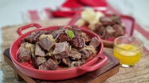 Carne de sol acebolada em cubos 