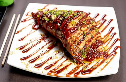 Maçaricado salmão grelhado e kani
