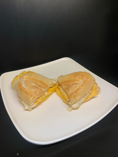 pão com ovo  e queijo 