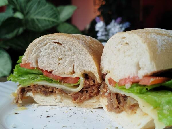 SANDUICHE DE BAGUETE COM CARNE DESFIADA DE COSTELA COM CHEEDER