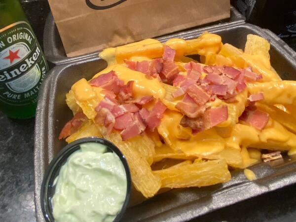500g de mandioca frita com cheddar e bacon