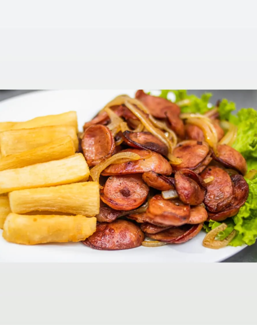 Calabresa acebolada com mandioca frita.