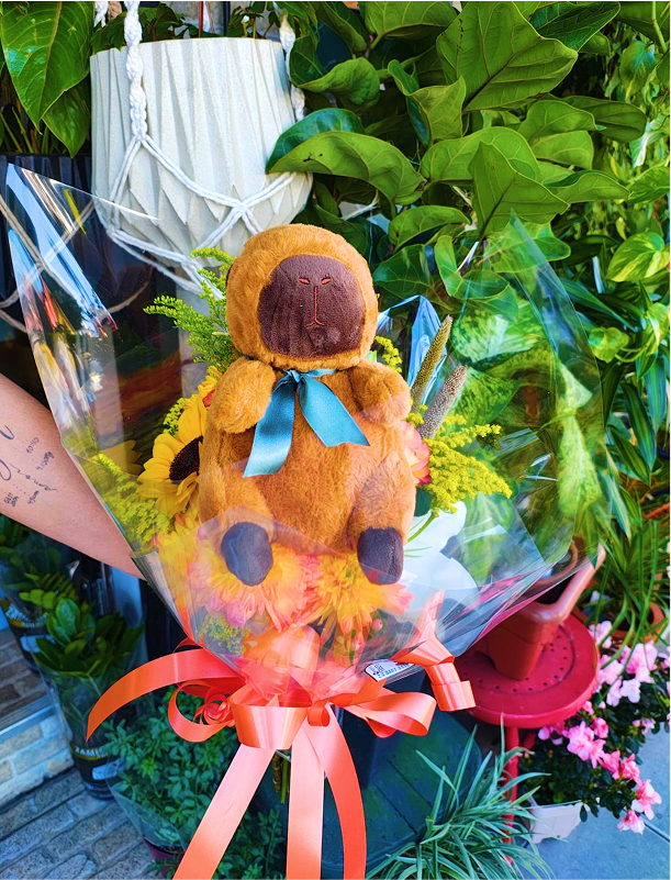 Buquê Capivara Pelúcia com Flores Mistas (consultar disponibilidade)