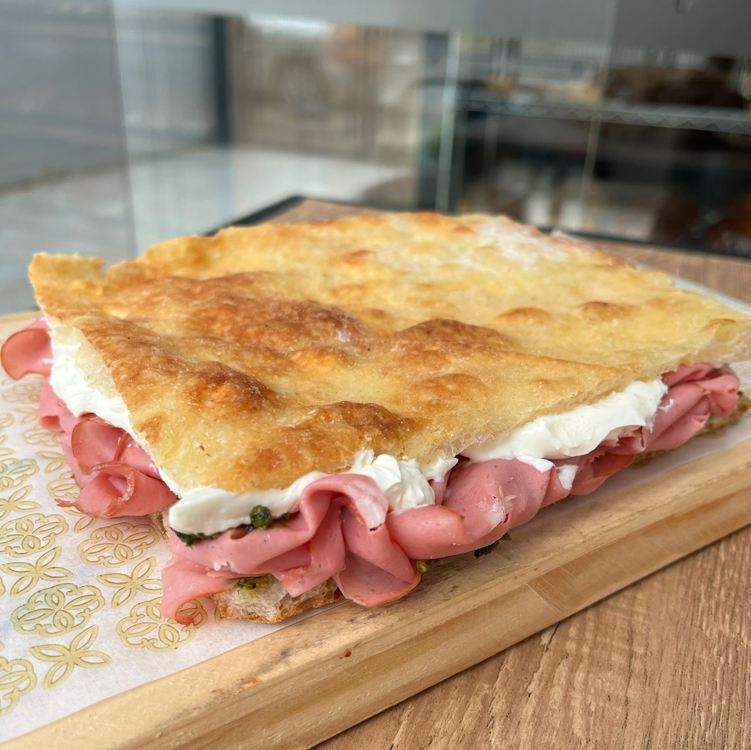 Sanduiche de Mortadela, Cream Cheese, Pesto e Amêndoas 