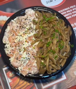 Poke de Salmao e Shimeji