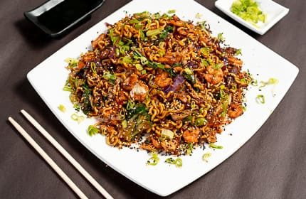 Yakisoba misto (carne e frango)