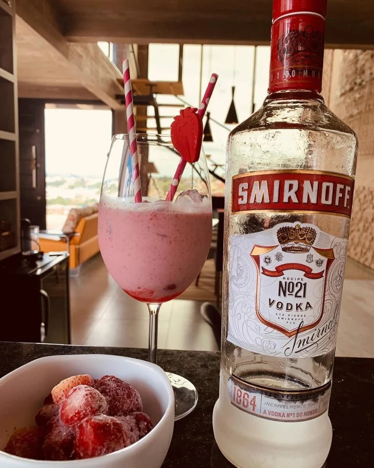 Caipiroska de Morango com Leite Condensado
