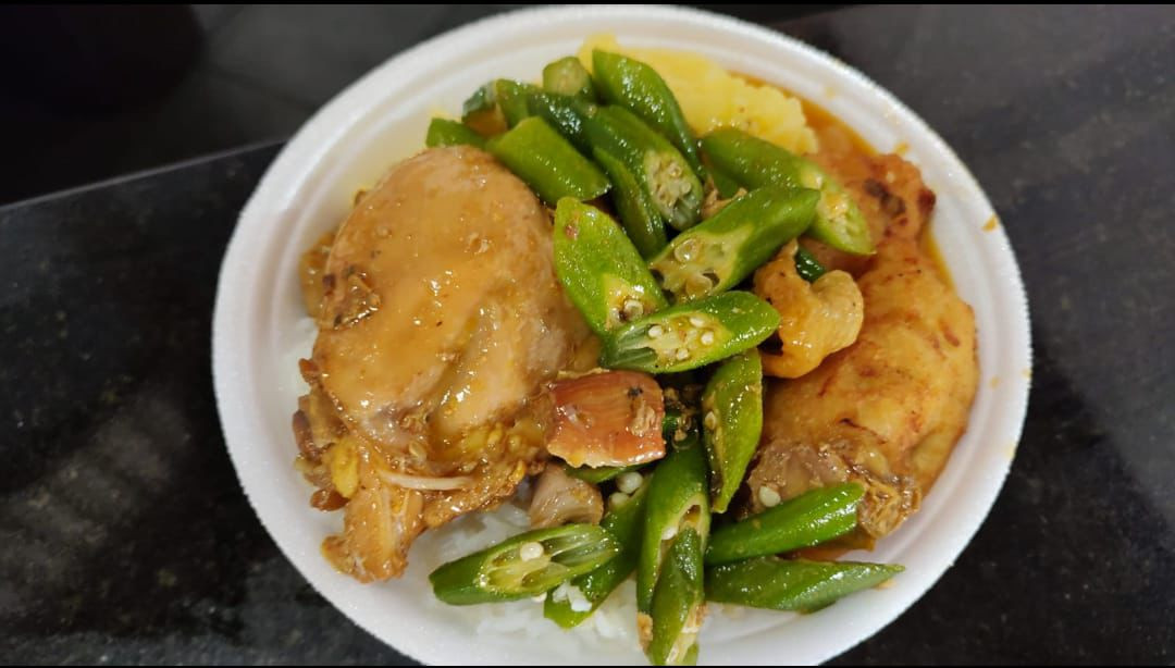 Frango com quiabo (G)