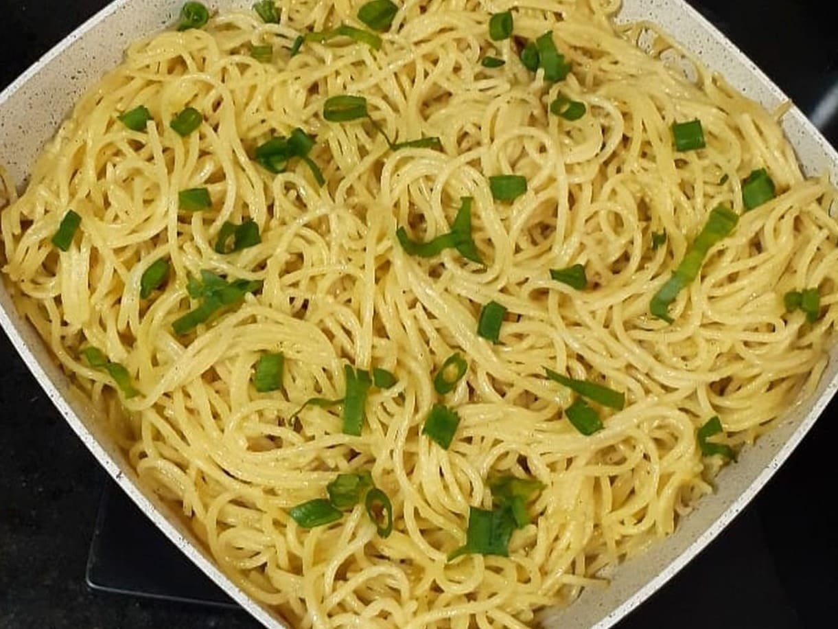 MASSA ESPAGUETE AO ALHO