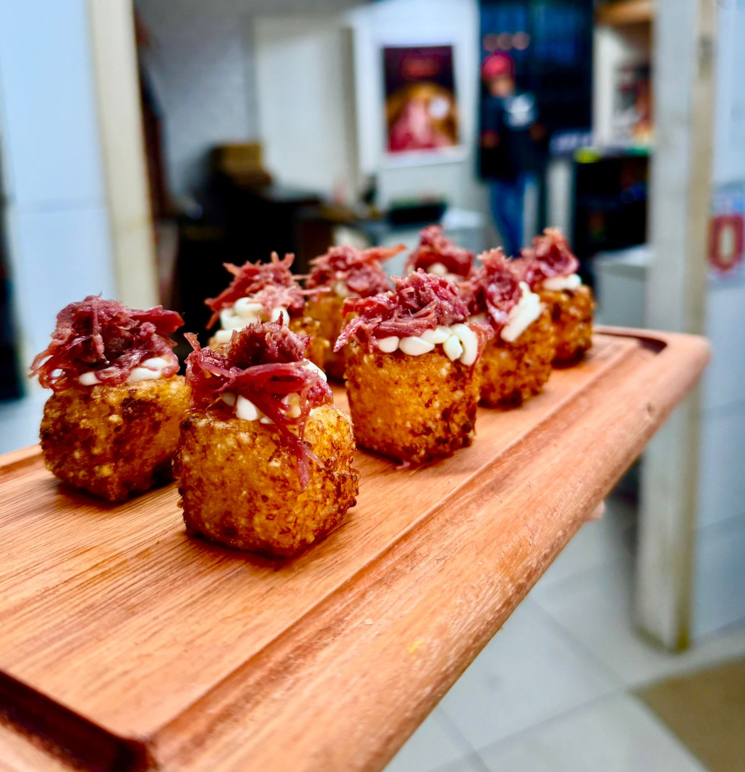 Porção 10 dadinhos de tapioca com carne seca
