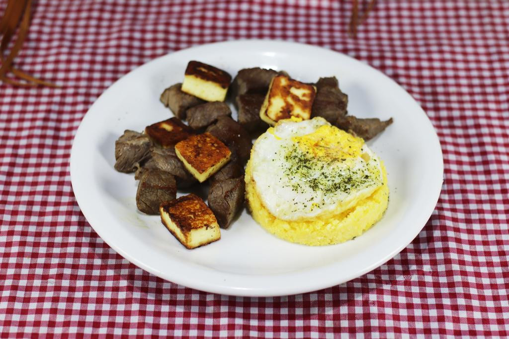 CUSCUZ DE MILHO COM CARNE DE SOL