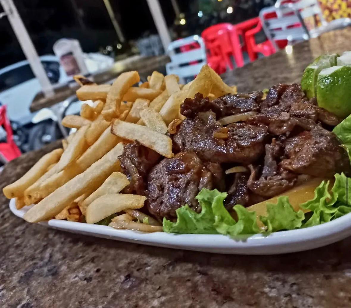 FILÉ COM FRITAS