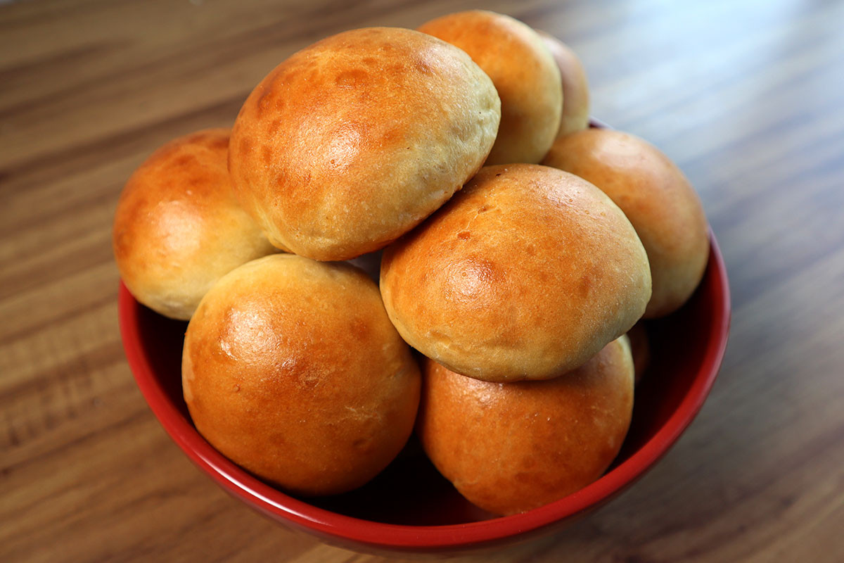 PAO DE BATATA COM FRANGO E REQUEIJAO 