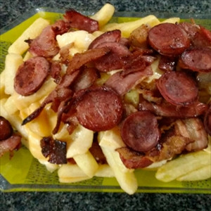 Fritas com calabresa, queijo, requeijão e oregano