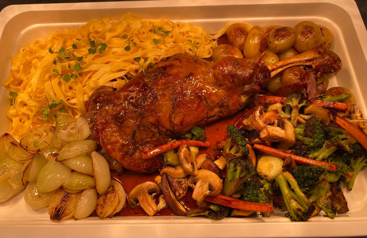 paleta de cordeiro assada, fettuccinne na manteiga, batata murro e legumes (serve 3 pessoas ) tempo de preparo 1 hora