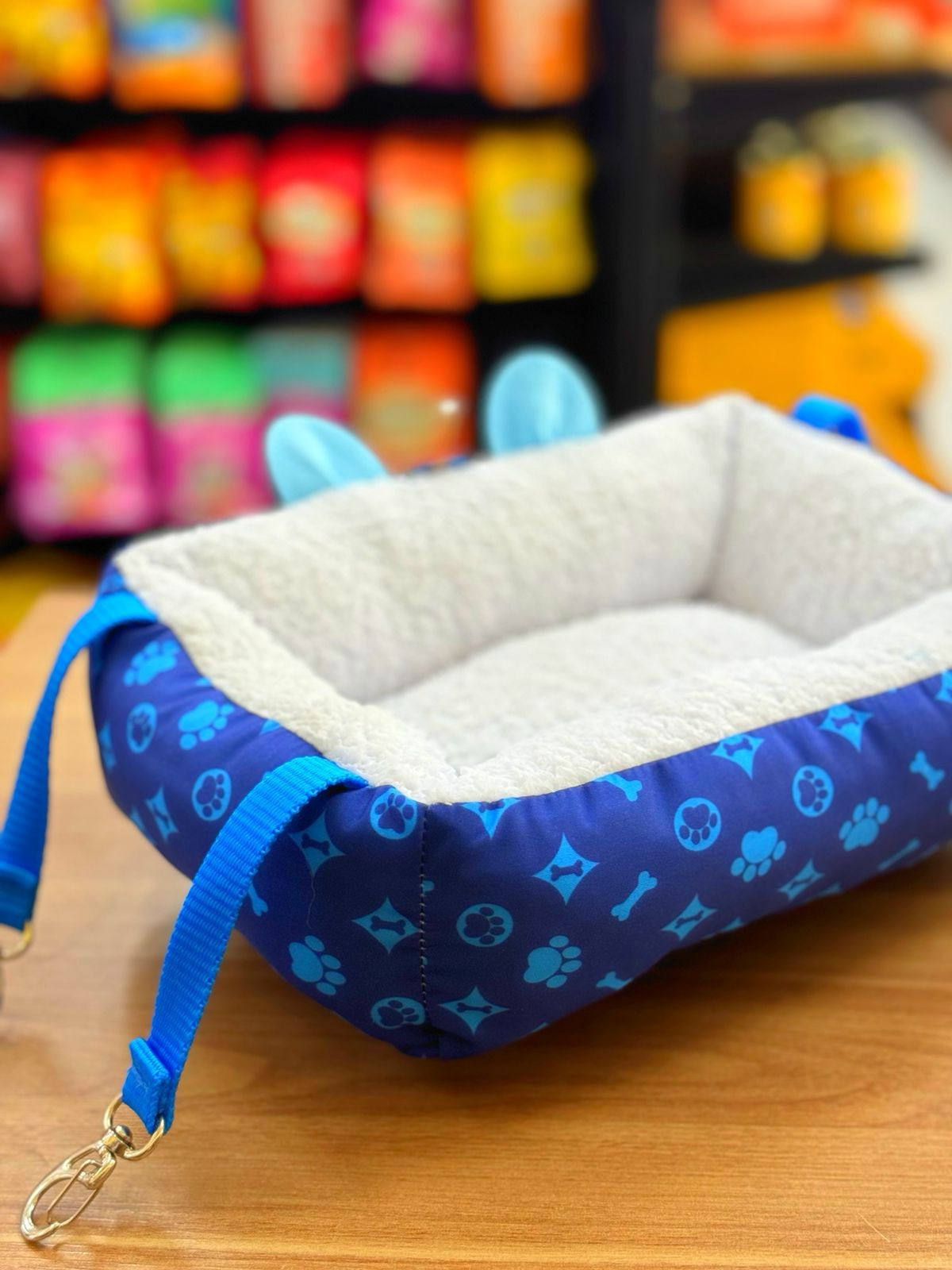 Cama acolchoada com suporte para gaiola