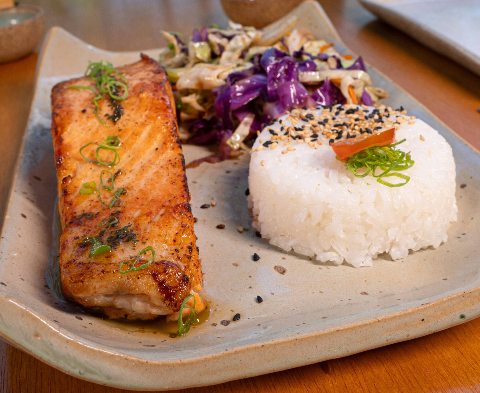 SALMÃO GRELHADO COM LEGUMES SALTEADOS
