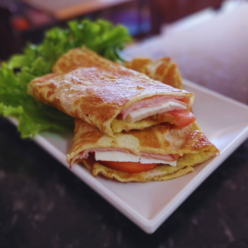 OMELETE DE PEITO DE PERU, QUEIJO MINAS E TOMATE