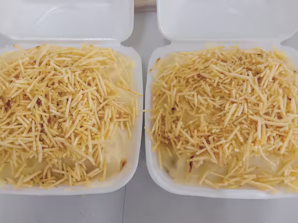 Hot dog cheddar com Catupiry no prato
