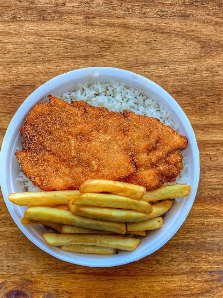 FRANGO EMPANADO COM FRITAS
