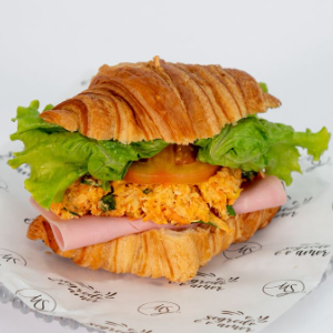 CROISSANT COM PATE DE FRANGO