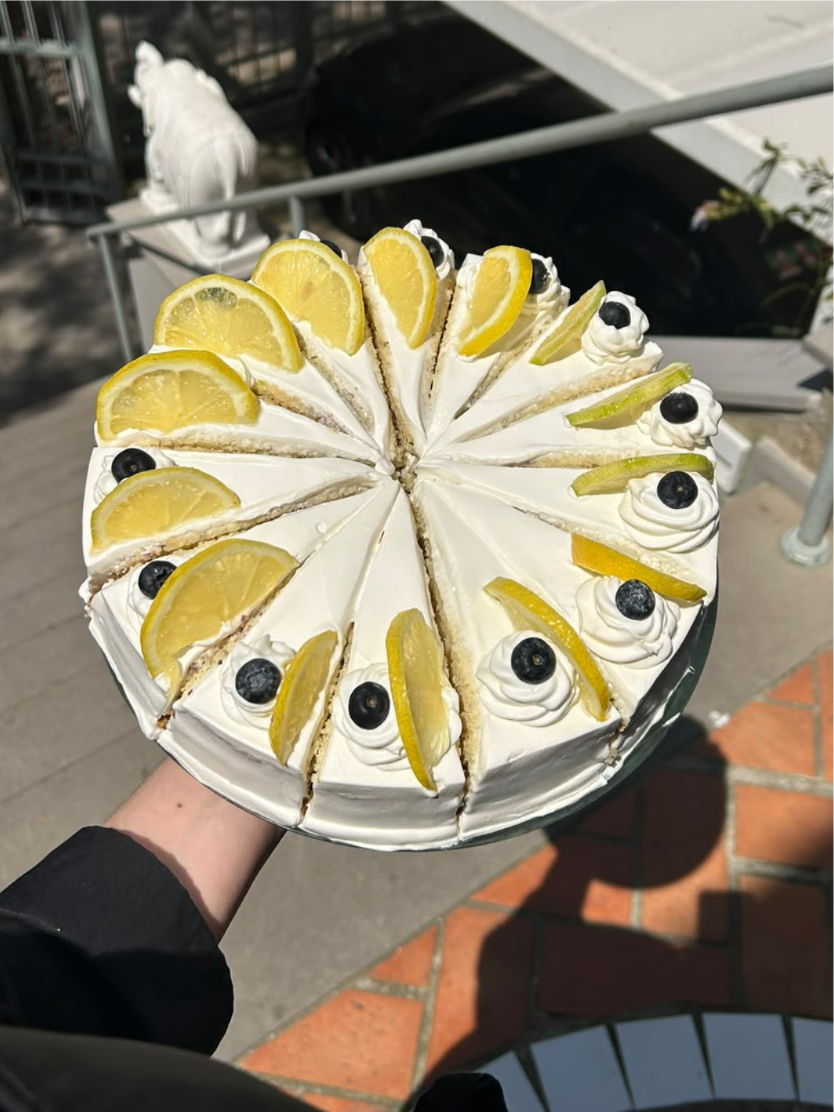 FATIA DE BOLO LIMÃO SICILIANO E MIRTILO