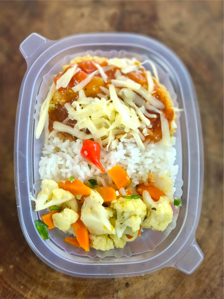 FILÉ DE FRANGO PARMEGIANA C/ ARROZ BRANCO 220 GRAMAS Congelado.