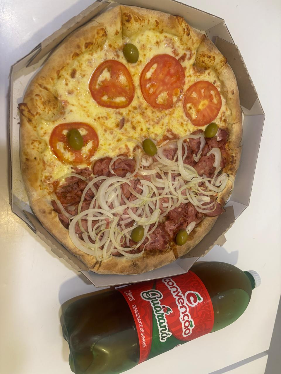 PIZZA - MUSSARELA 1/2 CALABRESA + CONVENÇÃO 2 L
