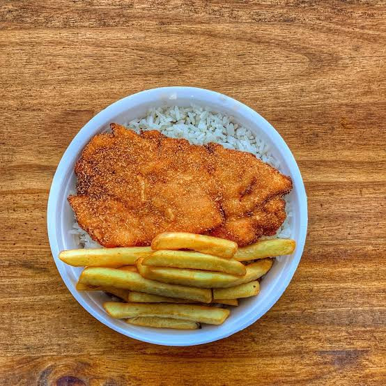 FRANGO EMPANADO COM FRITAS 