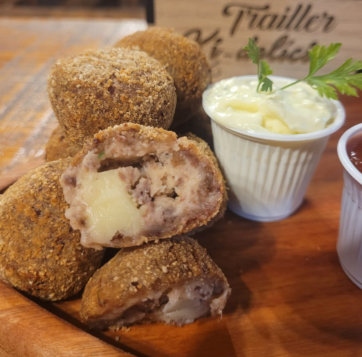BOLINHO DE AIPIM COM CARNE E QUEIJO