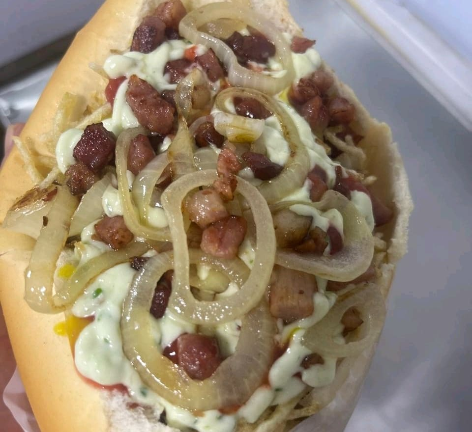 HOT DOG ABERTO COM BACON ACEBOLADO