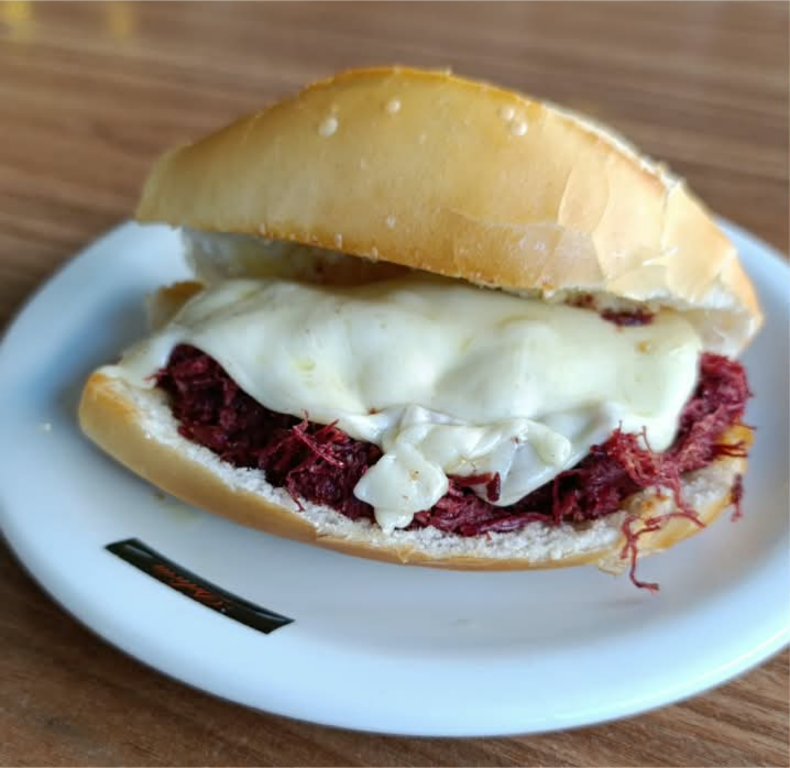 PÃO COM CARNE DESFIADA E MUSSARELA