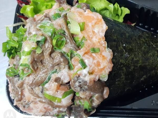 Temaki salmão com shimeji