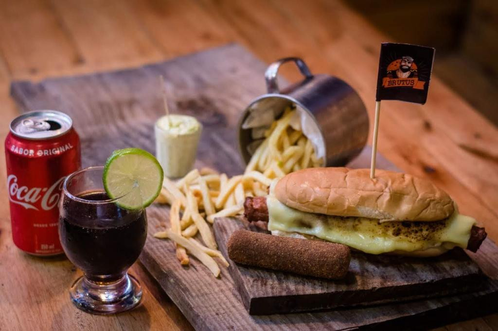 PÃO COM LINGUIÇA