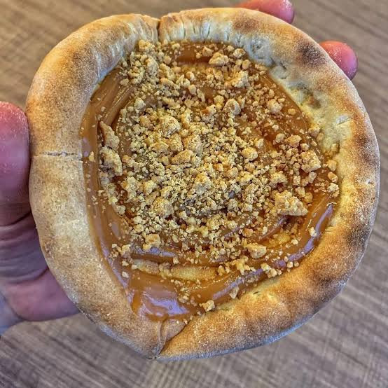 ESFIHA DOCE DE LEITE COM AMENDOIM
