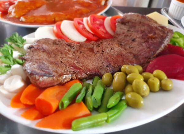 Filé grelhado c/ legumes ( serve 3 a 4 pessoas )