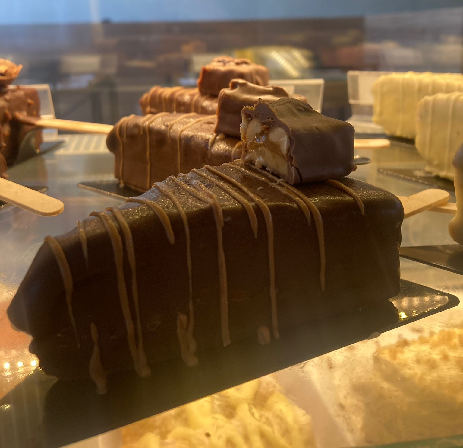 TORTA NO PALITO SNICKERS