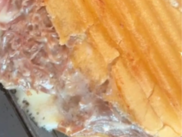 PÃO NA CHAPA COM CARNE DE SOL E QUEIJO COALHO