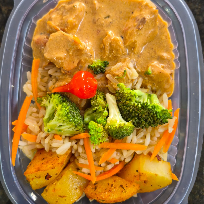 STROGONOF DE FRANGO C/ ARROZ INTEGRAL 220 GRAMAS Congelado.
