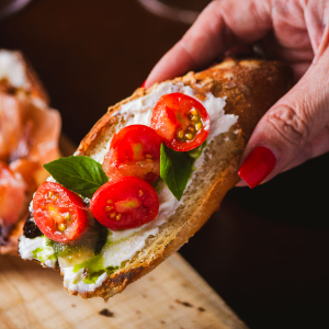 BRUSCHETTA TOMATE CEREJA