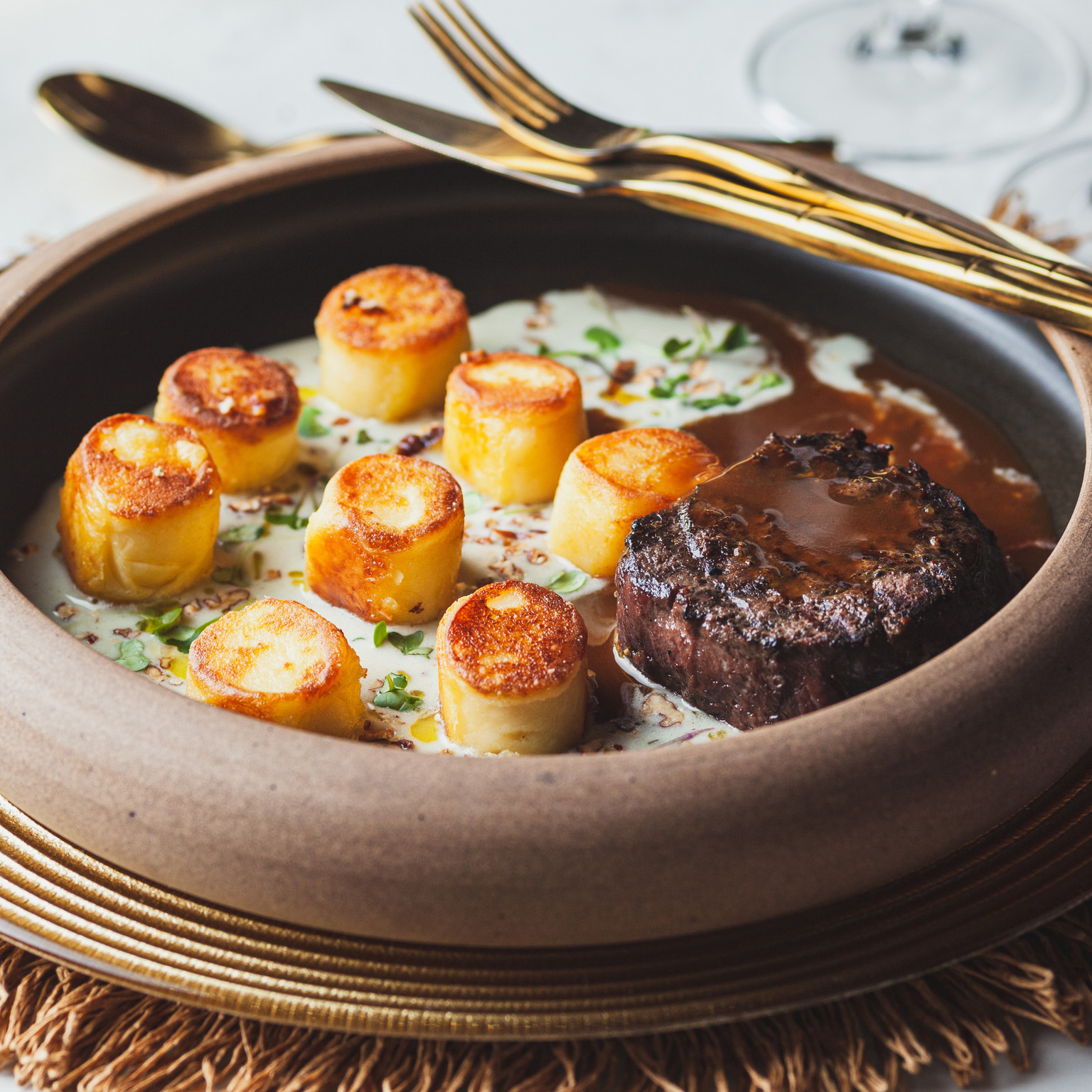 Filé mignon na brasa com abraço de gorgonzola e nozes