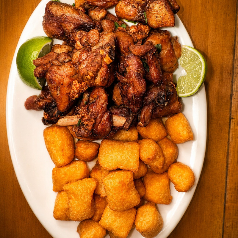 FRANGO A PASSARINHO (500 G) COM MANDIOCA (250 G)