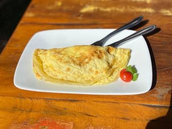 Omelete com peito de peru e queijo branco