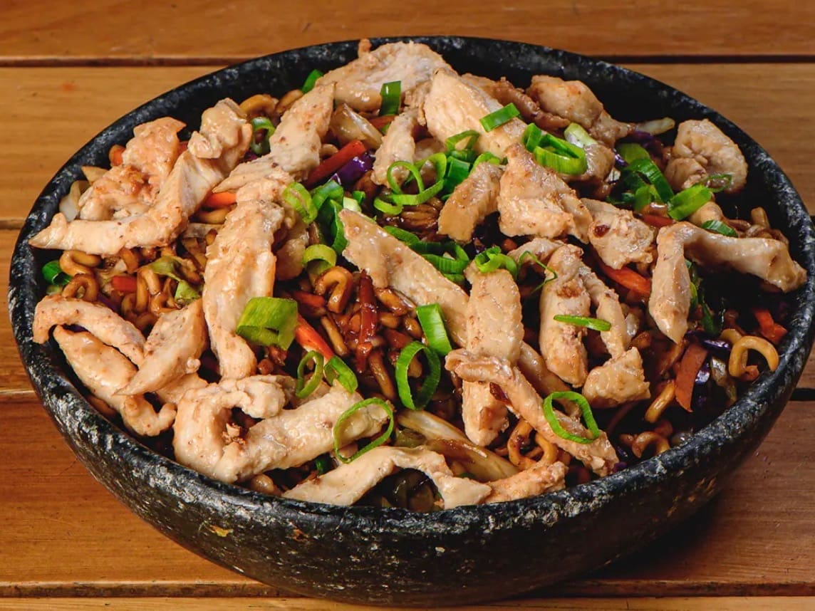 YAKISOBA DE FRANGO